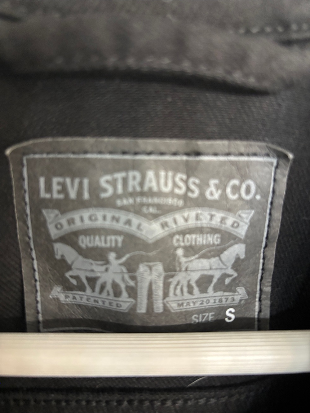 Levi's Women’s Black Denim Trucker Jacket with Red Tab - Picture 2 of 4